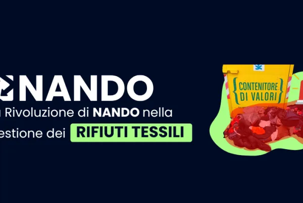 Immagine con sfondo blu, logo e titolo bianchi sulla sinistra. A destra, un cassonetto della raccolta rifiuti con rifiuti abbandonati per terra evidenziati in rosso, sottolineando il problema dell'abbandono dei rifiuti.