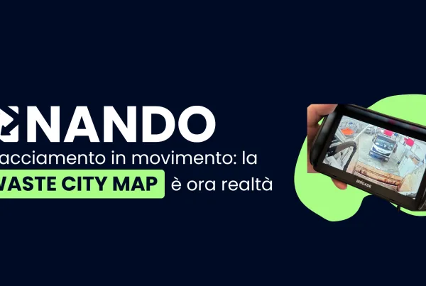 Immagine con sfondo blu, a sinistra il logo bianco di NANDO e il titolo 'Tracciamento in movimento: la Waste City Map è ora realtà'. A destra, un monitor mostra un camion in tempo reale mentre effettua la raccolta dei rifiuti.
