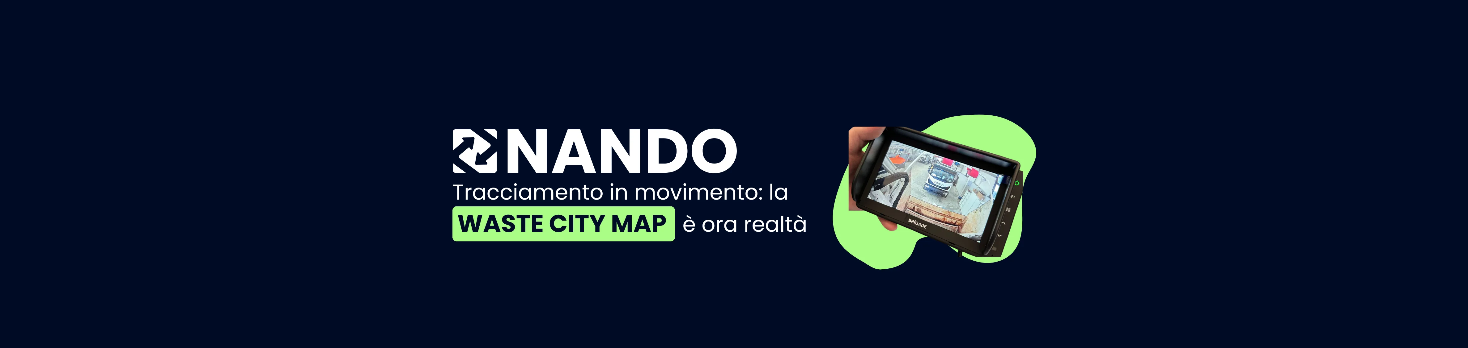 Immagine con sfondo blu, a sinistra il logo bianco di NANDO e il titolo 'Tracciamento in movimento: la Waste City Map è ora realtà'. A destra, un monitor mostra un camion in tempo reale mentre effettua la raccolta dei rifiuti.