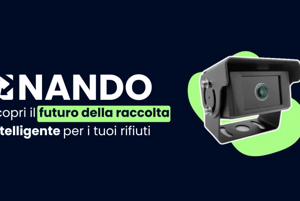 Un primo piano su uno sfondo blu scuro di una telecamera nera di forma rettangolare con un obiettivo rotondo e una staffa di montaggio, evidenziata da una forma verde astratta. A sinistra della telecamera c'è il logo "NANDO" in bianco, con sotto il testo "Scopri il futuro della raccolta intelligente per i tuoi rifiuti" in bianco e verde.