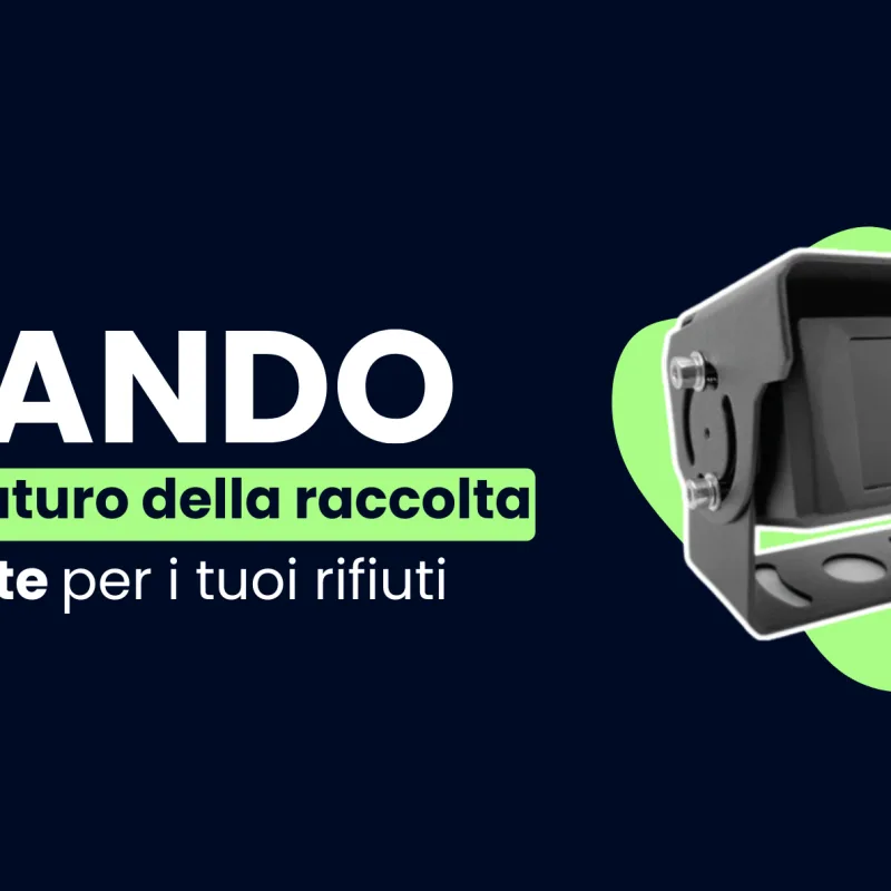 Un primo piano su uno sfondo blu scuro di una telecamera nera di forma rettangolare con un obiettivo rotondo e una staffa di montaggio, evidenziata da una forma verde astratta. A sinistra della telecamera c'è il logo "NANDO" in bianco, con sotto il testo "Scopri il futuro della raccolta intelligente per i tuoi rifiuti" in bianco e verde.