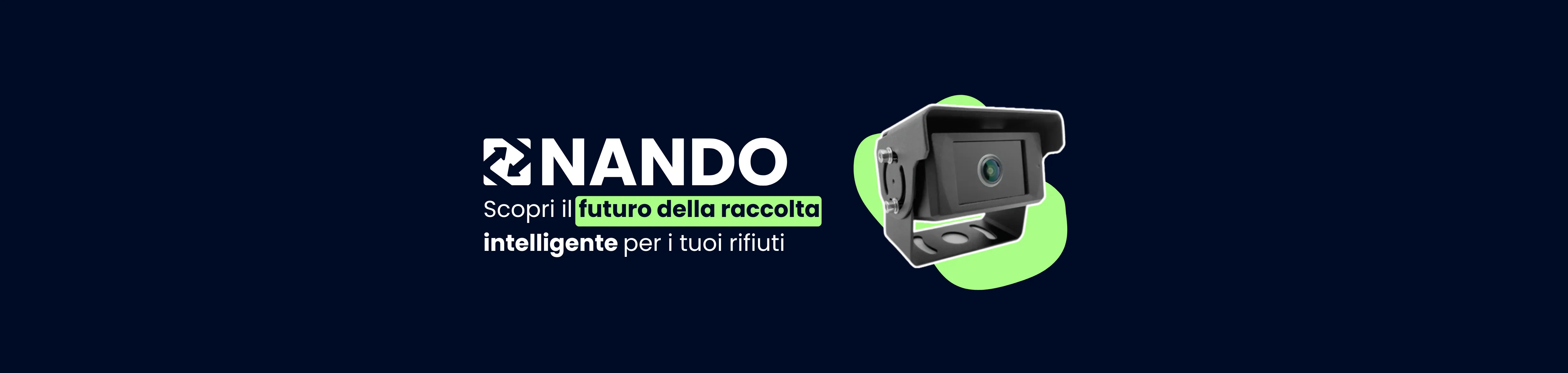 Un primo piano su uno sfondo blu scuro di una telecamera nera di forma rettangolare con un obiettivo rotondo e una staffa di montaggio, evidenziata da una forma verde astratta. A sinistra della telecamera c'è il logo "NANDO" in bianco, con sotto il testo "Scopri il futuro della raccolta intelligente per i tuoi rifiuti" in bianco e verde.