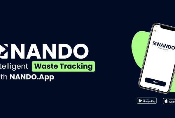 Primo piano su sfondo blu scuro che mostra uno smartphone tenuto in mano al posto di un dispositivo sensore, con una forma astratta verde sullo sfondo. A sinistra, il logo bianco "NANDO" appare sopra il testo "Monitoraggio Intelligente dei Rifiuti con NANDO.App" in bianco e verde.