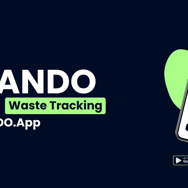 Primo piano su sfondo blu scuro che mostra uno smartphone tenuto in mano al posto di un dispositivo sensore, con una forma astratta verde sullo sfondo. A sinistra, il logo bianco "NANDO" appare sopra il testo "Monitoraggio Intelligente dei Rifiuti con NANDO.App" in bianco e verde.