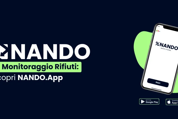 Primo piano su sfondo blu scuro che mostra uno smartphone tenuto in mano al posto di un dispositivo sensore, con una forma astratta verde sullo sfondo. A sinistra, il logo bianco "NANDO" appare sopra il testo "Monitoraggio Intelligente dei Rifiuti con NANDO.App" in bianco e verde.