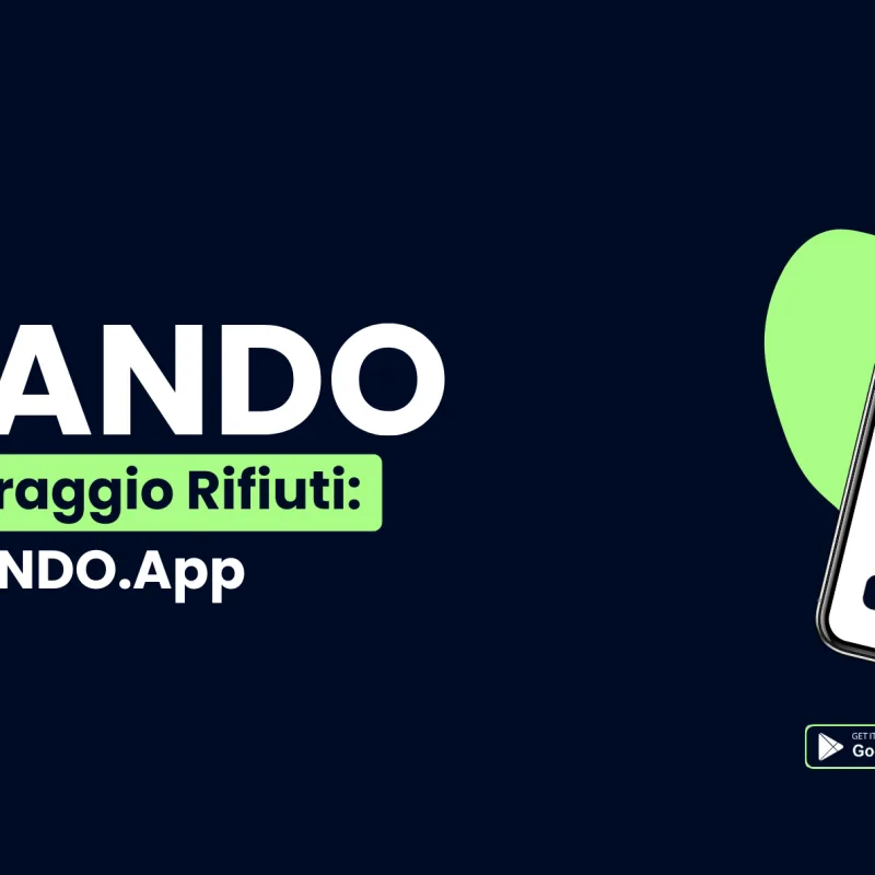 Primo piano su sfondo blu scuro che mostra uno smartphone tenuto in mano al posto di un dispositivo sensore, con una forma astratta verde sullo sfondo. A sinistra, il logo bianco "NANDO" appare sopra il testo "Monitoraggio Intelligente dei Rifiuti con NANDO.App" in bianco e verde.