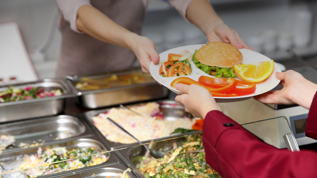 NANDO.App misura lo spreco alimentare nelle mense scolastiche di Padova